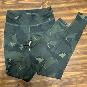 LuLulemon Camo Leaf Leggings Green and Black SZ 4